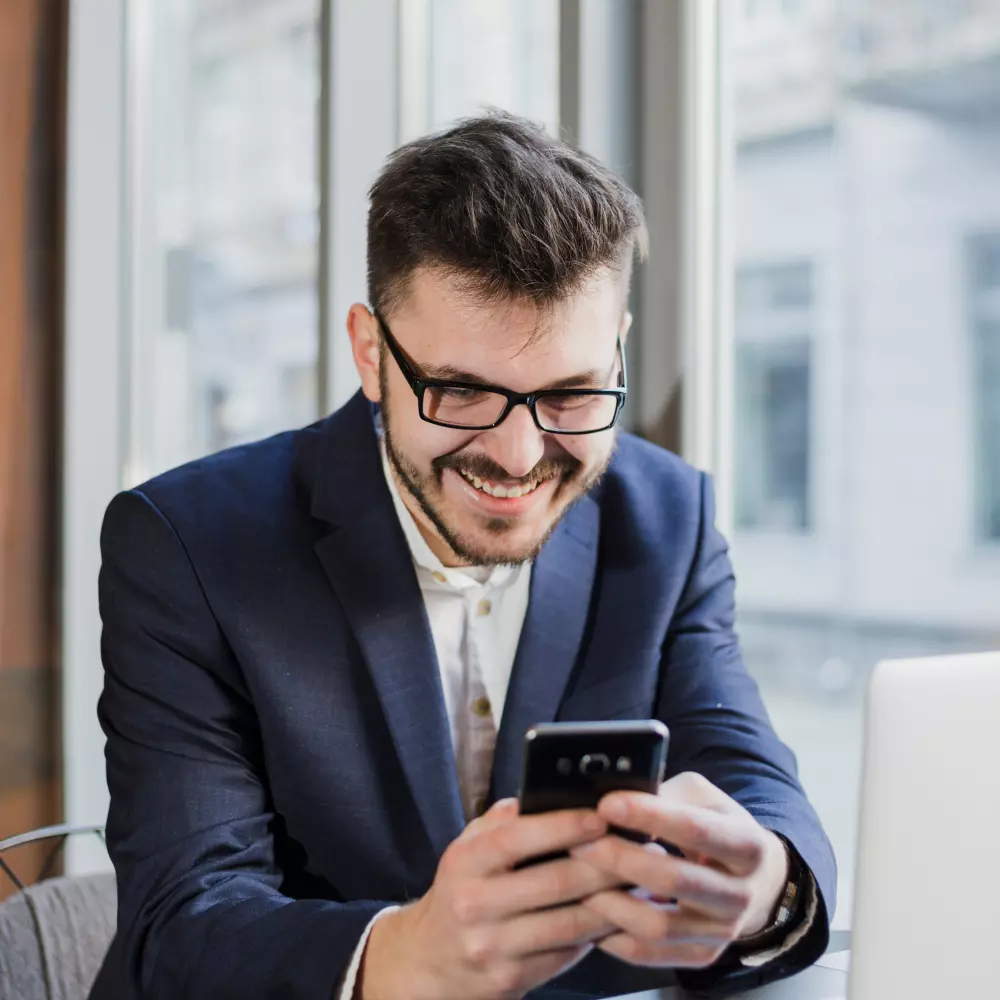 Empresario com celular